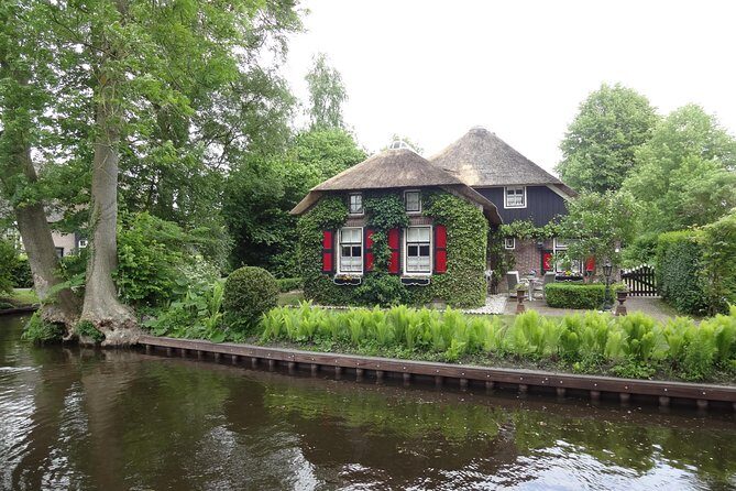 Giethoorn Day Tour from Amsterdam with Small Boat Ride - What the thatched-roof houses look like in real life