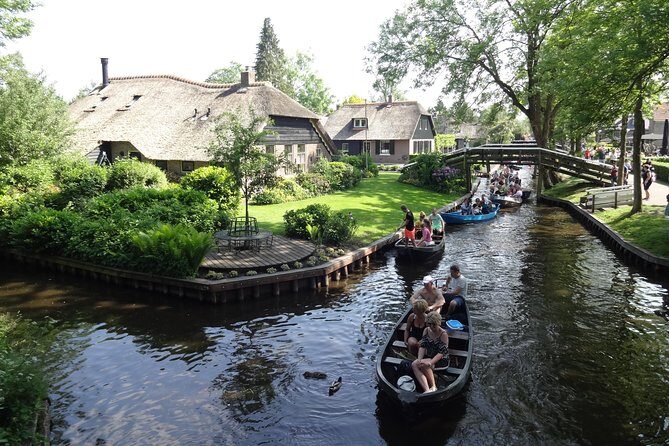 Giethoorn Day Tour from Amsterdam with Small Boat Ride - The crowd reality: when Giethoorn gets busy