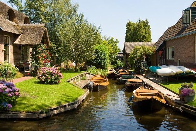 Giethoorn Private Tour & Boat Trip - Timing and Crowds: How to Enjoy the Canals Instead of Wrestling Them