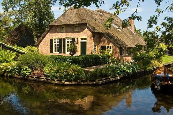Giethoorn Private Tour & Boat Trip - Giethoorn on Your Own Schedule: Bridges, Cottages, Gardens