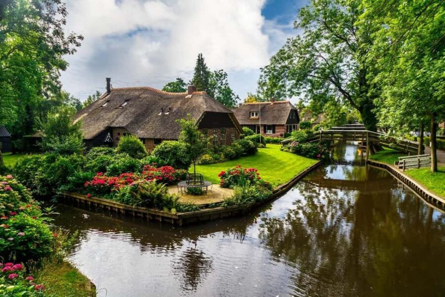 Giethoorn: Sightseeing Boat Tour - Optional cheese tasting: simple, close, and easy to time