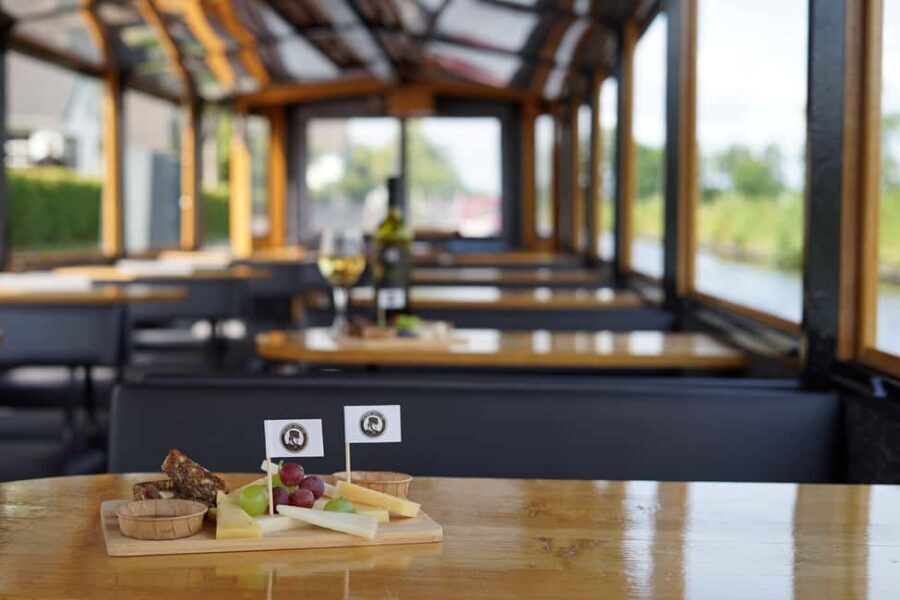 Giethoorn: Sightseeing Boat Tour - Drinks and onboard rules: plan your snack and sips before you go