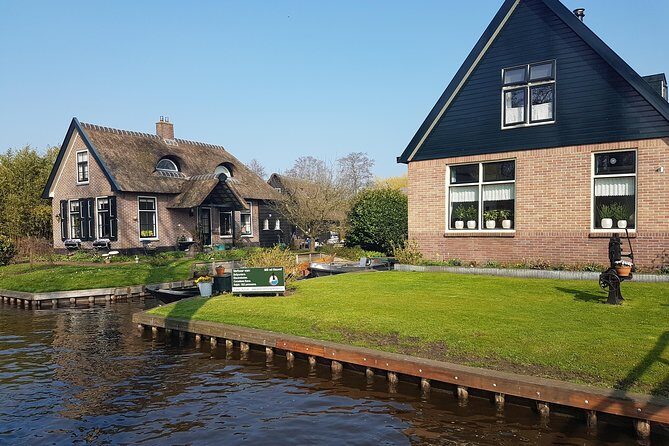 Giethoorn Small-Group Tour from Amsterdam (Max. 8 People) - The 1-Hour Private Canal Boat Ride (and Why It Feels Different)