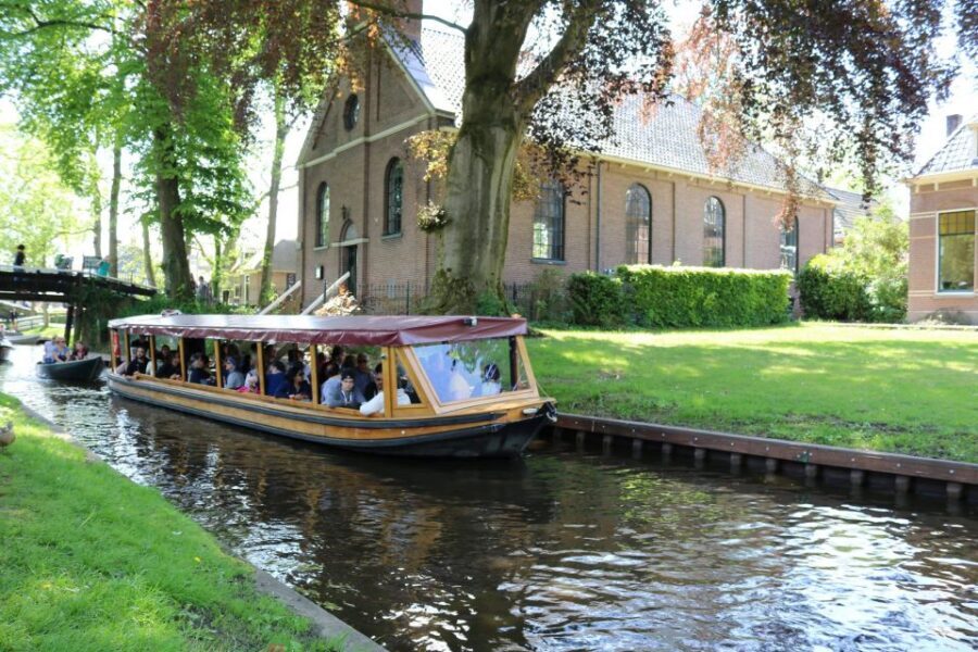 Giethoorn: Village & National Park Canal Cruise with Coffee - Entering Giethoorn by boat: why this short cruise works