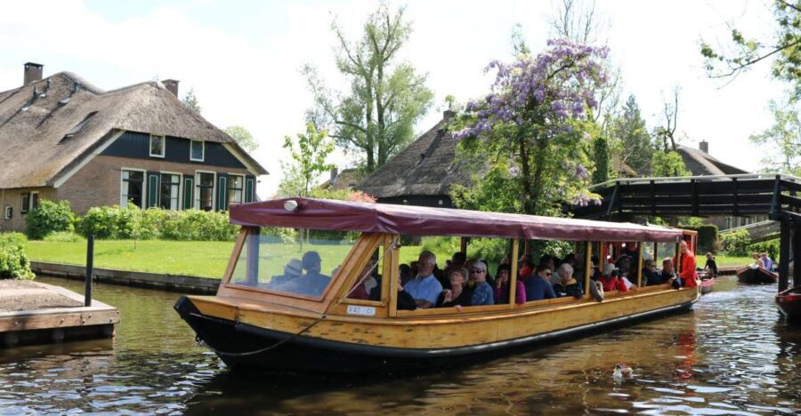 Giethoorn: Village & National Park Canal Cruise with Coffee - What the 1-hour e-boat ride feels like on the canals