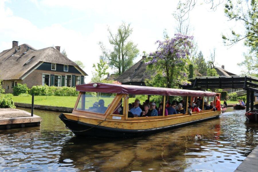 Giethoorn: Village & National Park Canal Cruise with Coffee - The Weerribben-Wieden angle: what you really see from the water