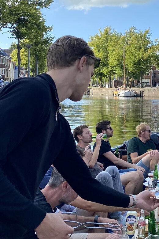 Groningen: City canal cruise (with unlimited drinks) - The 1–1.5 hour canal cruise: what happens on board