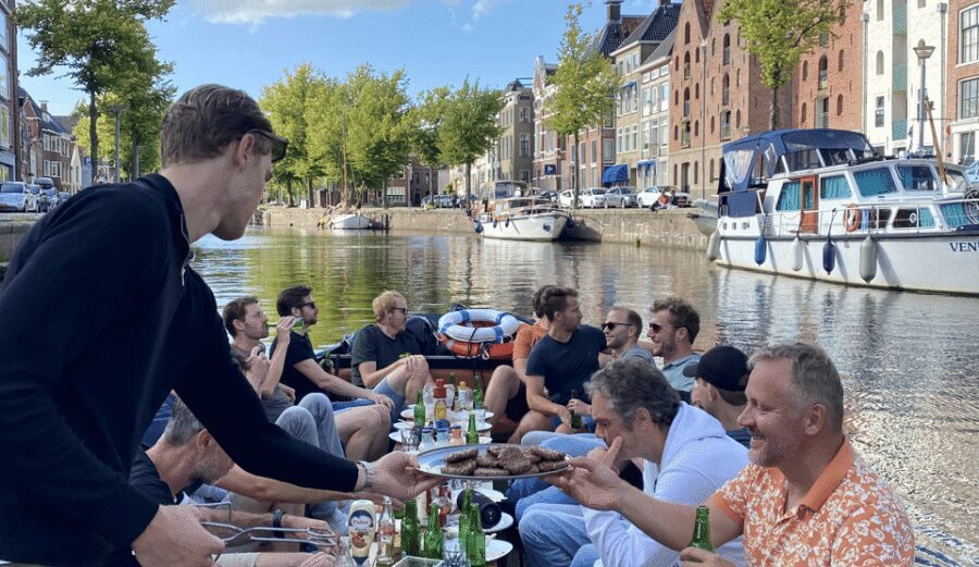 Groningen: City canal cruise (with unlimited drinks) - Who this Groningen canal cruise suits best
