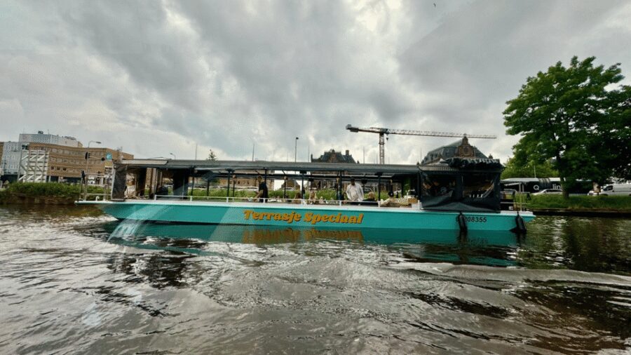 Groningen: Terrace Boat Experience with a Cozy Bar - Getting on fast: Terrasje Speciaal by Groningen Central Station