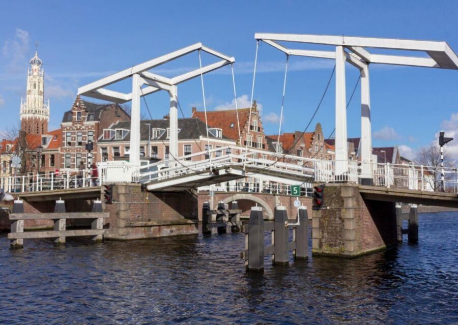 Haarlem: Sightseeing Canal Cruise through the City Center - Heated comfort, audio tracks, and language realities