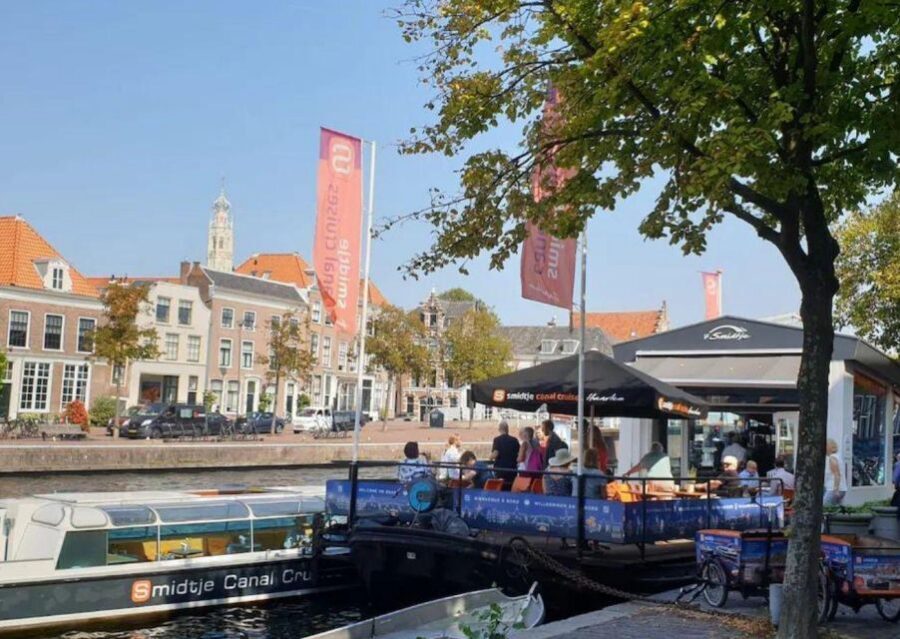 Haarlem: Sightseeing Canal Cruise through the City Center - What to watch for: spiders on bridges and sound issues