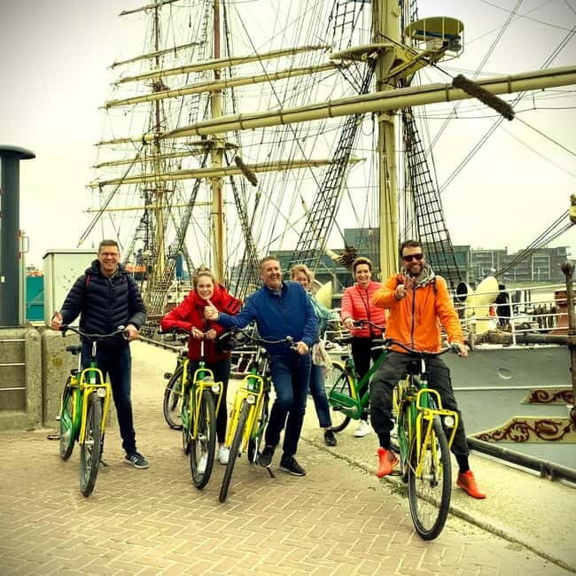 Interactive Safe 2,5hr Bike tour with Entertaining Guide - Photo stops that actually matter: Noordeinde Palace and the Peace Palace
