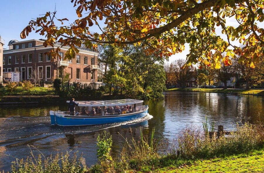 Leiden: Cruise through the Historic City Center with Guide - The electrically powered, nearly silent boat ride