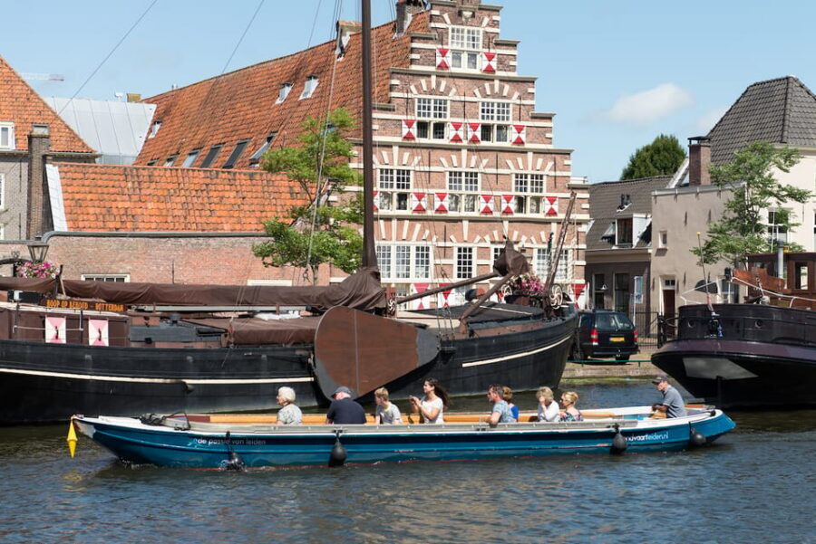 Leiden: Guided City Canal Cruise - Cruising Leiden from the center: what makes this hour work