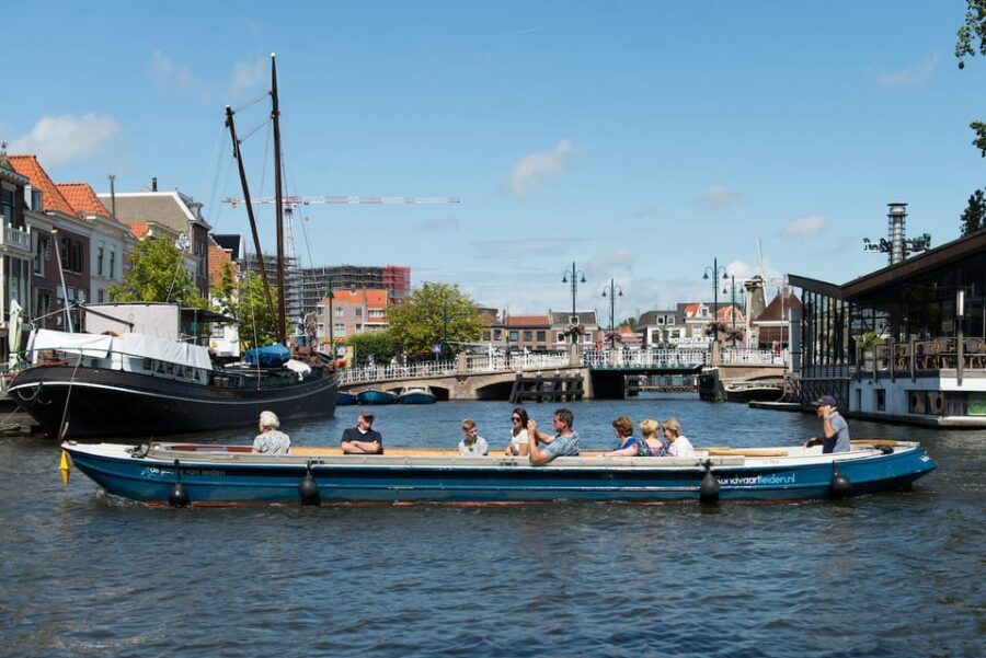 Leiden: Guided City Canal Cruise - Snacks, drinks, and staying comfortable on a breezy canal ride