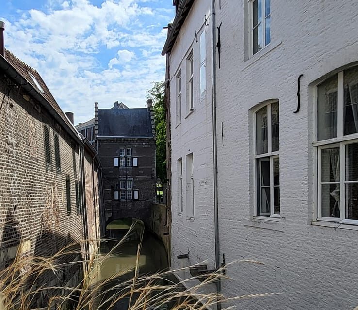 Maastricht Hidden Gems Tour Uncover the Unexpected - Dominicanerkerkstraat: the alley-and-house moment that sticks
