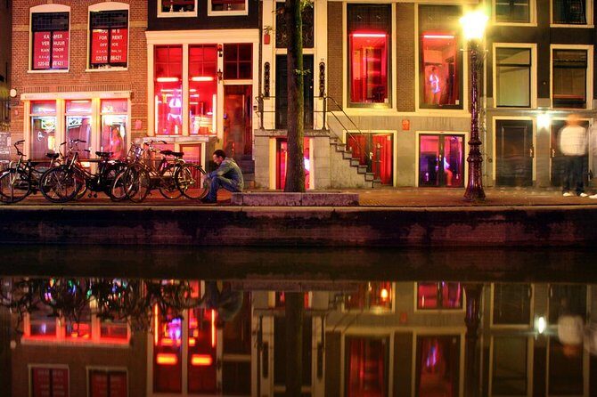 Private Amsterdam Red Light District and Coffee Shop Tour - Pub The Ape (Int Aepjen): the 1540 wooden building story