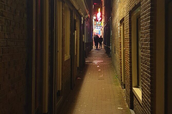 Red Light District Tour by Locals, Small Group (approx 4) - Peepshow entrance: what to expect and how to approach it