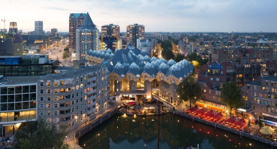 Rotterdam: De Rotterdam, Cube Houses, Watertaxi and Markthal - Finding the tour start near Het Nieuwe Luxor