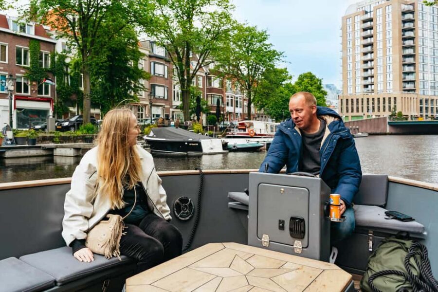 The Hague: Canal Cruise with music from local artists - Local music onboard: from 60s hits to today’s bands