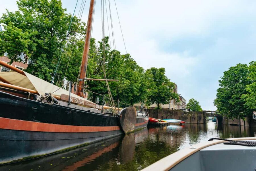 The Hague: Canal Cruise with music from local artists - What you can bring (and what you can’t)