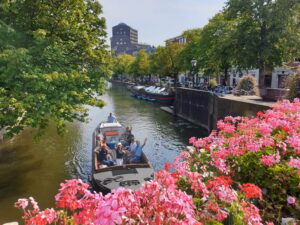 The Hague: City Canal Cruise - Your Canal Loop: Neighborhood Contrast and Peace-and-Justice Themes