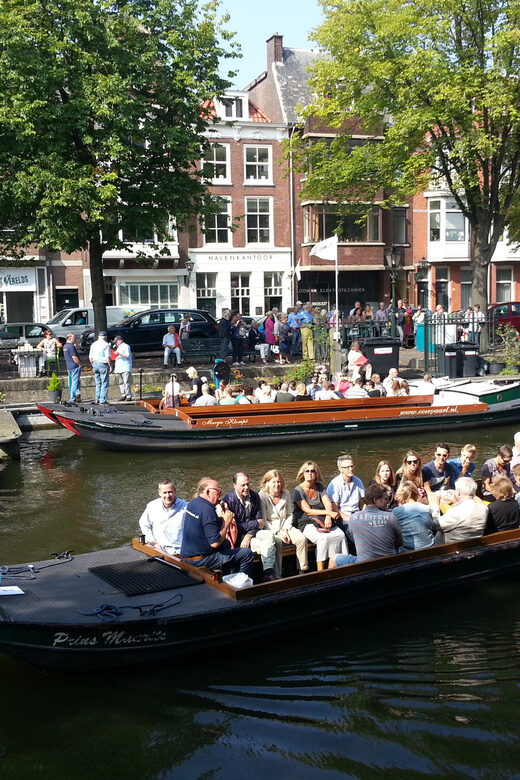 The Hague: City Canal Cruise - Choosing Language and Seats: English, German, Dutch and Photo Angles