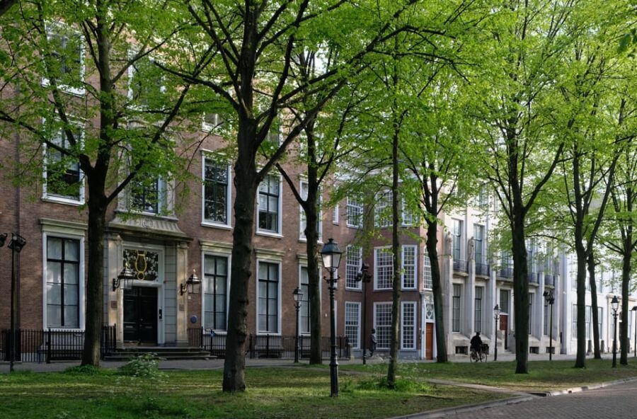 The Hague: City Walking Tour - Hofvijver and the Court Pond: seeing why government feels scenic
