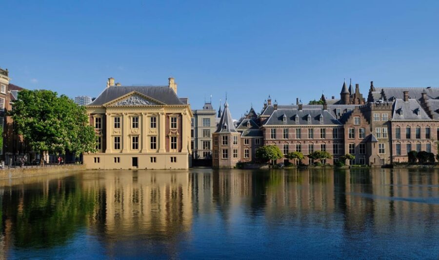 The Hague: City Walking Tour - Start at the Statue of Willem I: the quickest way to get your bearings