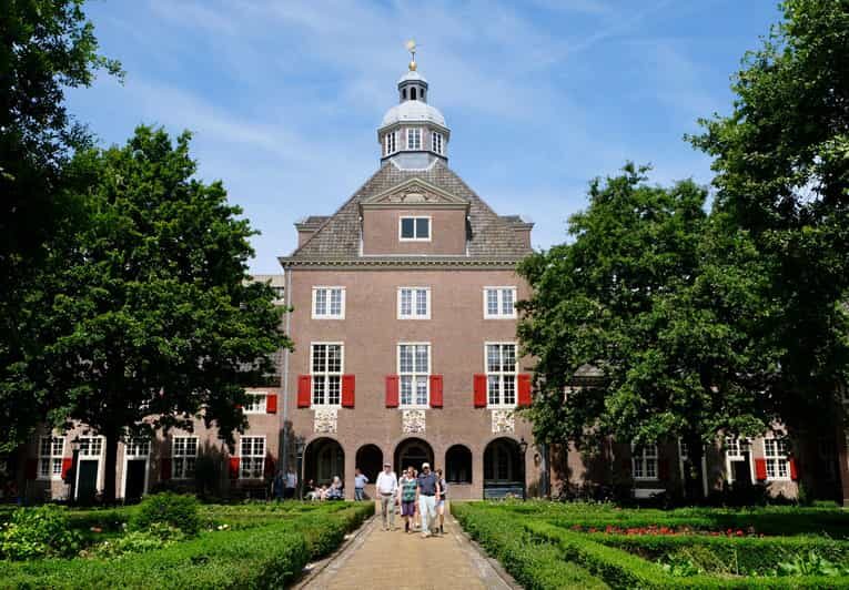 The Hague: Courtyard Walking Tour - What You’ll Spot During Stops: Renaissance Touches and Everyday Details