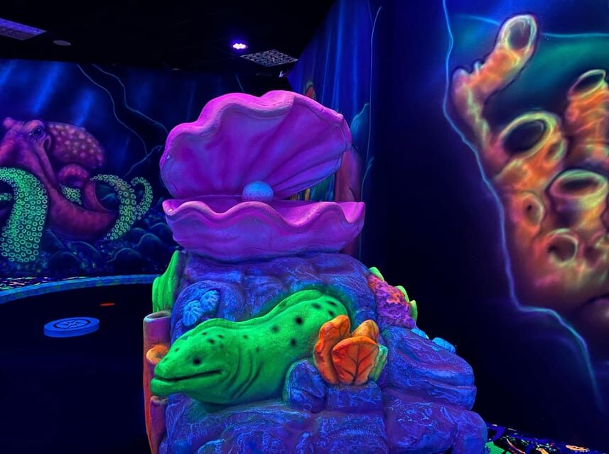 The Hague: Glowgolf Glow in the Dark Indoor Minigolf - The course itself: 3D water themes, sharks, turtles, and mermaids