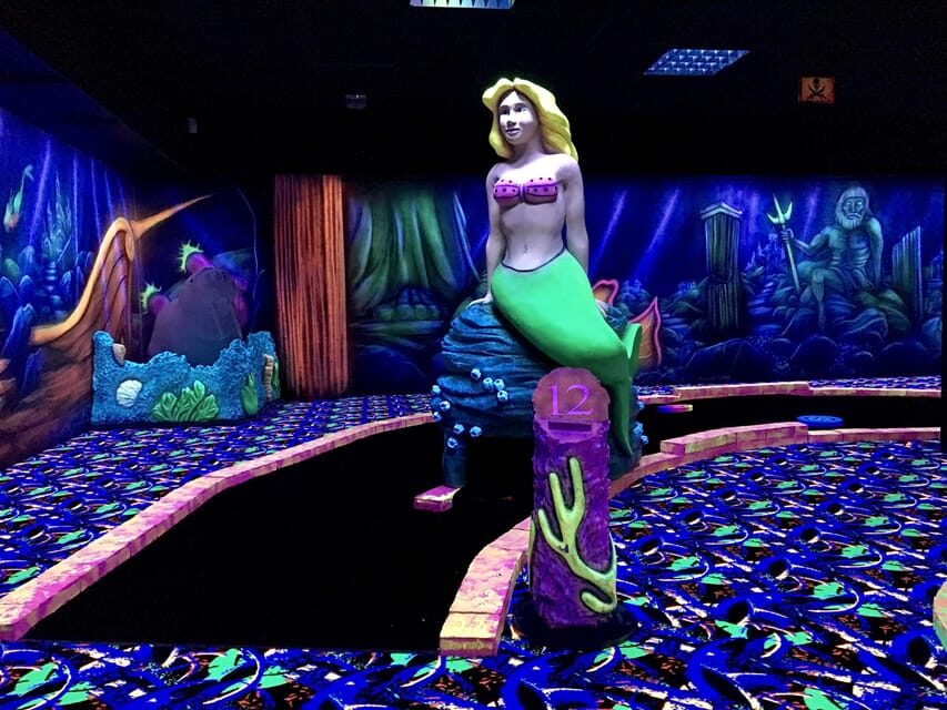 The Hague: Glowgolf Glow in the Dark Indoor Minigolf - How the 18 holes play: fun for everyone, with a light difficulty curve