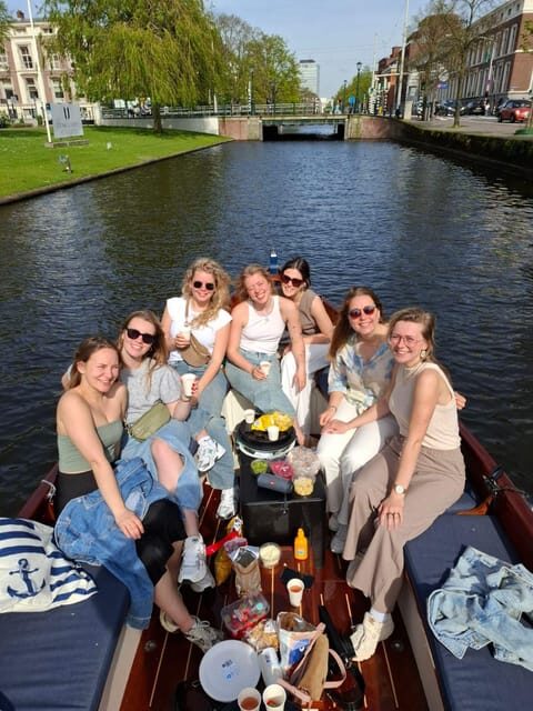 The Hague: Private Boattour up to 10 persons - Electric boat cruise: the real advantage of going by water