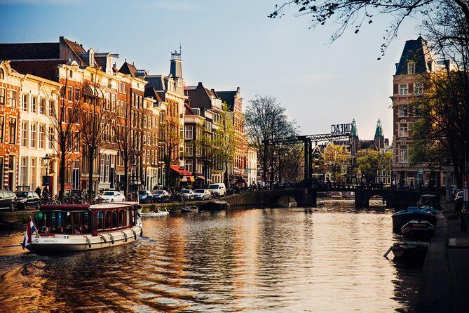 The Ultimate Zaanse-Schans Private Day Trip - Chocolate sampling: the small extra that can make the day feel fun