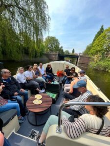 Visit Amsterdam by Boat with a French Guide (french) - The apéro boat part: drinks and Dutch cheese without the awkwardness