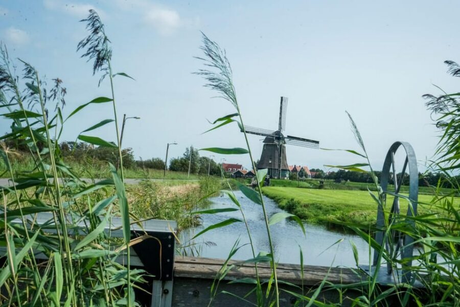 Volendam: E-Bike Rental including Highlights-Routes - Monnickendam: old-center vibes and a coffee pause