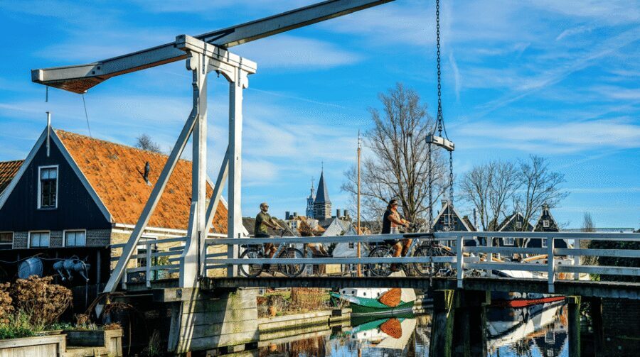 Volendam: E-Bike Rental including Highlights-Routes - How the Gazelle e-bike setup makes the day smoother