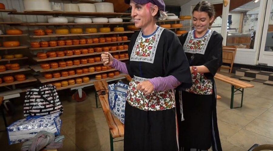 Volendam: Traditional Costume Photo with Cheese & Clog Tour - Volendam Costume Photos, Cheese, and Clogs: What You’re Really Buying