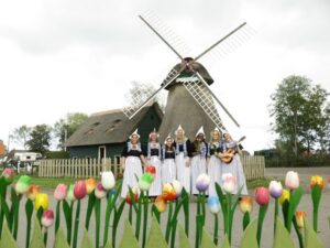 Volendam: Traditional Costume Photo with Cheese & Clog Tour - Getting to Simonehoeve (Katwoude/Volendam) Without Wasting Your Day