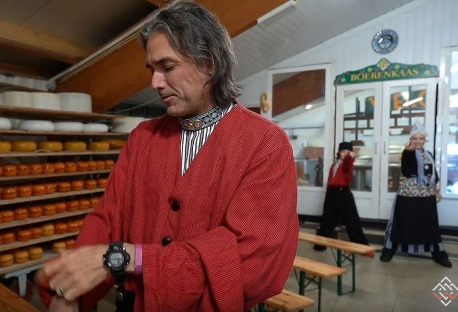 Volendam: Traditional Costume Photo with Cheese & Clog Tour - Stop 2: The Gouda/Edam Cheese Workshop Portion (Guided and Practical)