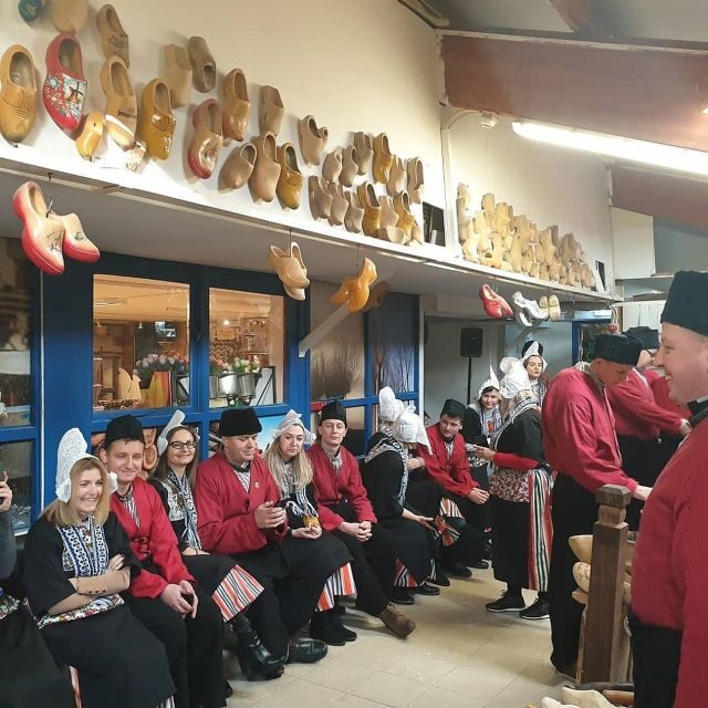 Volendam: Traditional Costume Photo with Cheese & Clog Tour - Stop 4: Shopping and Tasting at Simonehoeve (Where You Can Actually Pick Gifts)