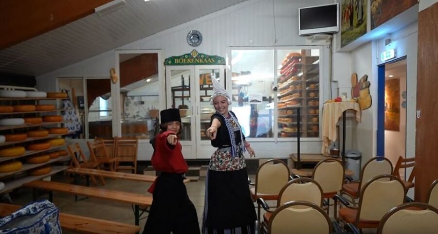 Volendam: Traditional Costume Photo with Cheese & Clog Tour - Languages, Accessibility, and Group Format: Small Things That Change the Experience