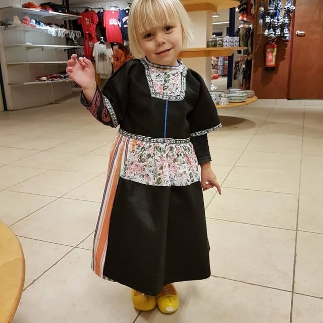 Volendam: Traditional Costume Photo with Cheese & Clog Tour - Price and Value: Does It Add Up at About $11 per Person?