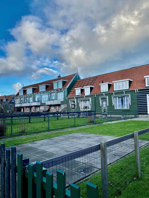 Volendam: Bike Rental including Highlights-Routes - Volendam Harbor: where your bike day really begins
